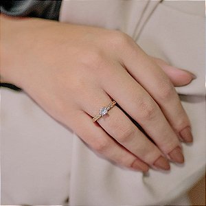 Anel Aparador Meia Aliança Cravejado Com Solitário E Lateral Desenhada Folheado a Ouro 18K