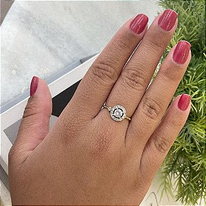 Anel Aro Torcido Solitário Com Borda Cravejado Folheado a Ouro 18K