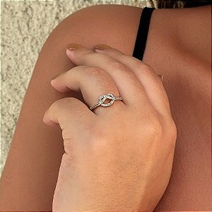 Anel Nó Lateral Cravejado Folheado a Ouro 18K