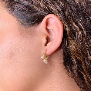 Brinco Argola 3 Perolas Penduradas Folheado a Ouro 18K