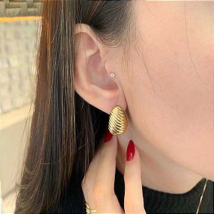 Brinco Argola Gota Detalhes Em Ondas Folheado a Ouro 18K