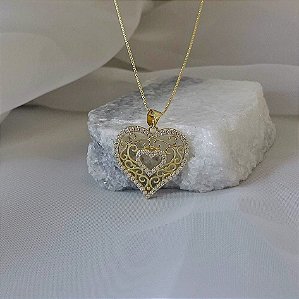 Colar Coração Vazado Arabescos Folheado a Ouro 18K