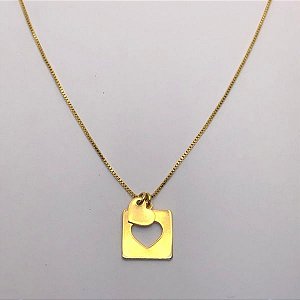 Colar Longo Pingentes Placa Com Coração Vazado E Coração Liso Folheado a Ouro 18K