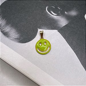 Pingente Carinha Feliz Resina Verde Folheado a Ouro 18k