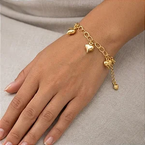 Pulseira Elo Oval 3 Corações Abaulados Pendurados Folheado a Ouro 18K
