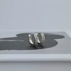 Brinco Argola Abaulada Cravejada Mini Folheada a Prata 925