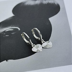 Brinco Argola Pingente Coração Detalhado Folheado a Prata 925