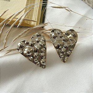 Brinco Coração Martelado Folheado a Prata 925