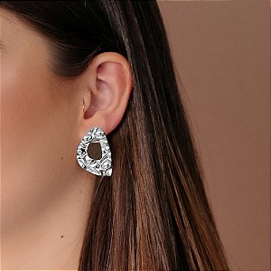 Brinco Gota Orgânica Martelada Folheado a Prata 925