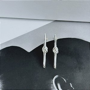 Brinco Palito Nó Folheado a Prata 925