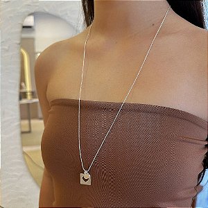 Colar Longo Pingentes Placa com Coração Vazado e Coração Liso Folheado a Prata 925