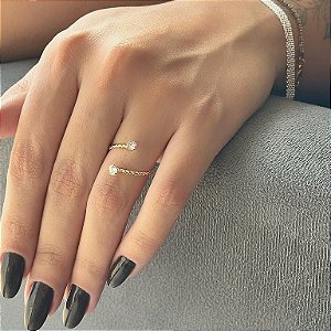 Anel Regulável Aro Torcido e Duas Zircônias Folheado a Ouro 18k