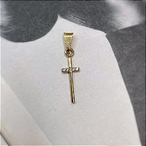 Pingente Cruz Palito Detalhe em Microzircônia Folheado a Ouro 18k