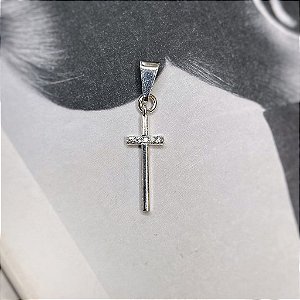 Pingente Cruz Palito Detalhe em Microzircônia Folheado a Prata 925