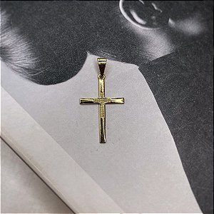 Pingente Cruz Retangular com Detalhe Granitado no Centro Folheado a Ouro 18k
