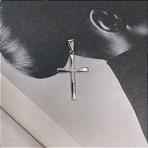 Pingente Cruz Retangular com Detalhe Granitado no Centro Folheado a Prata 925