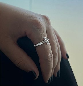 Anel Zircônias e Cruz Vazada Folheado a Prata 925