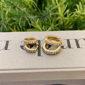 Duo de Argolas Cravejadas Cristal Folheado a Ouro 18K