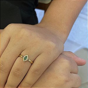 Anel Aliança Navete Verde Borda Zircônias Cristais Folheado a Ouro 18K