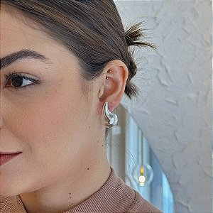 Brinco Gota Lisa Desenhada Folheado a Prata 925