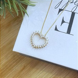 Colar Coração Vazado Cravejado Ponteiras Folheado a Ouro 18K