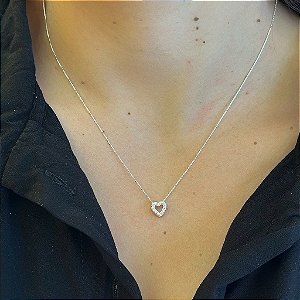 Colar Coração Vazado Cravejado Mini Folheado a Prata 925