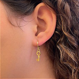 Brinco de Argola Pingente Chave Folheado a Ouro 18k