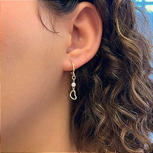 Brinco de Argola Pérola Coração Vazado Pendurado Folheado a Ouro 18k