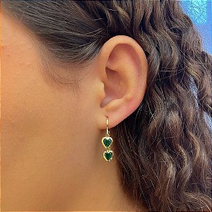 Brinco de Argola com Dois Pingentes de Coração Verde Folheado a Ouro 18K