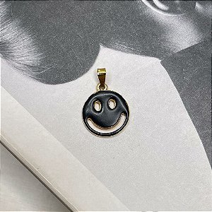 Pingente Carinha Feliz Resina Preta Folheado a Ouro 18k