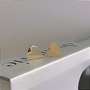 Brinco de Coração Chapa Desenhado Liso Folheado a Ouro 18k