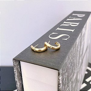 Brinco Meia Argola Lisa com Detalhe em Zirconias Folheado a ouro 18K