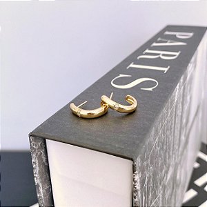 Brinco Meia Argola Lisa com Detalhe em Zirconias Folheado a ouro 18K