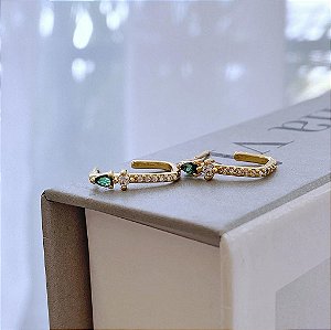 Brinco de Argola Aberta Slim Cravejada com Zirconias Cristais e Gota Verde Folheado a ouro 18K