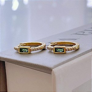 Brinco de Argola Slim Cravejada com Zirconias Cristais e Baguete Verde Folheado a ouro 18K