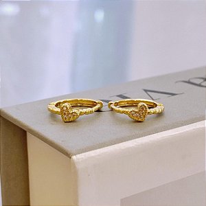 Brinco de Argola Fio Trabalhado com Coração Cravejado Folheado a ouro 18K
