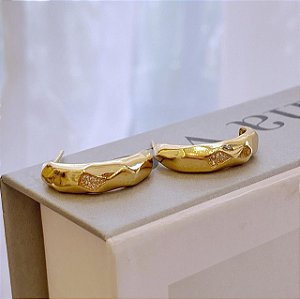 Brinco de Argola Aberto Facetada e Detalhe Geométrico Cravejado Folheado a ouro 18K