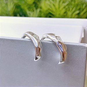 Brinco de Argola Aberto Facetada e Detalhe Geométrico Cravejado Folheado a prata 925