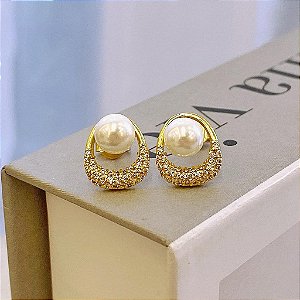 Brinco Triangulo Arredondado Base Cravejada e Pérola Central Folheado a ouro 18K