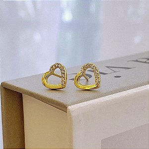 Brinco de Coração Grande Metade Liso e Metade Cravejado Folheado a ouro 18K