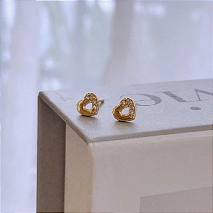 Brinco de Coração Pequeno Metade Liso e Metade Cravejado Folheado a ouro 18K
