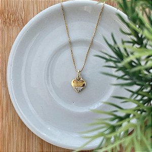 Colar de Coração Metade Liso e Metade Cravejado Folheado a ouro 18K
