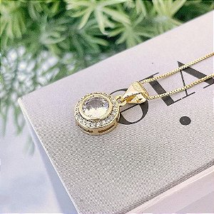 Colar Redondo Com Zirconia Cristal Central e Borda Cravejada Folheado a ouro 18K