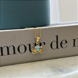 Colar Pingente Carruagem com Pedra Furtacor Folheado a Ouro 18k