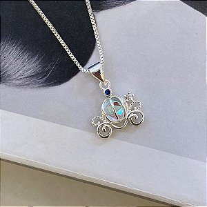 Colar Pingente Carruagem com Pedra Furtacor Folheado a Prata 925