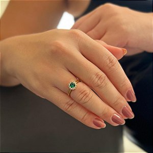 Anel Flor com Borda Cravejada Cristal e Zirconia Verde Centro Folheado a ouro 18K