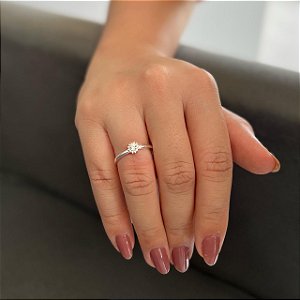 Anel Flor com Borda Cravejada e Zirconia Cristal Pequena Central Folheado a prata 925