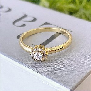 Anel Flor com Borda Cravejada e Zirconia Cristal Pequena Central Folheado a ouro 18K