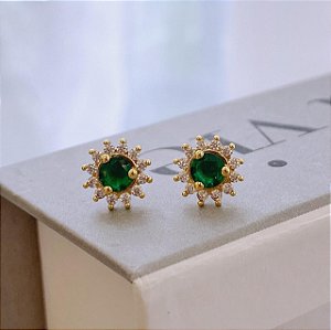 Brinco de Flor Pétalas Cravejadas e Zirconia Verde Central Folheado a Ouro 18k