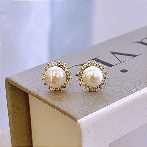 Brinco de Pérola com a Borda Cravejada Folheado a ouro 18K